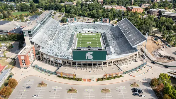 Doğu Lansing, MI, ABD - 29 Ağustos 2025: NCAA Büyük On Konferansı 'nda mücadele eden Spartan Stadyumu' nun Michigan Eyalet Üniversitesi 'ndeki hava manzarası.