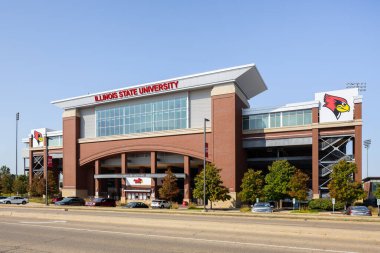Normal, IL, ABD - 11 Eylül 2025: Hancock Stadyumu NCAA Missouri Vadisi Futbol Konferansı 'nda mücadele eden Illinois State University Redbirds futbol takımına ev sahipliği yapmaktadır..