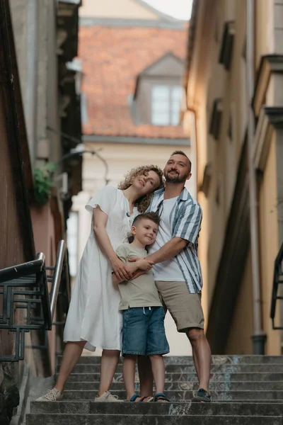 Full Length Photo Family Which Hugging Stairs Old European Town — Stok fotoğraf