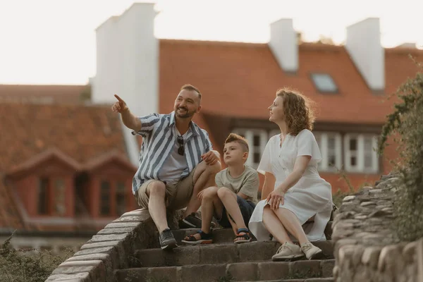Family Discussing Stairs Roofs Old European Town Happy Father Mother — Photo