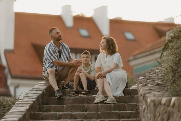 Family Sitting Stairs Roofs Old European Town Happy Father Mother — Stock fotografie
