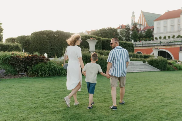 Photo Back Family Running Garden Palace Old European Town Happy — Photo