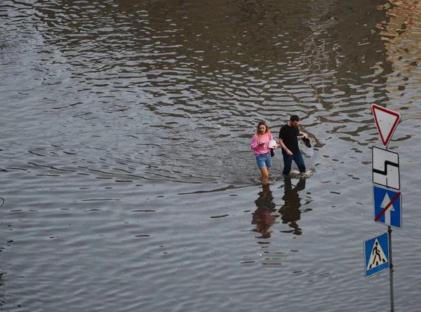 Kyiv Ukraine July 2023 Man Woman Cross Flooded Intersection Heavy — Stock Photo, Image