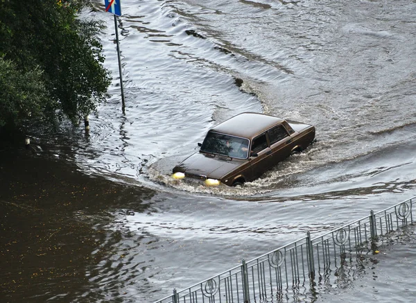 Kyiv Ukraine July 2023 Brown Car Passes Flooded Road Area — Stock Photo, Image