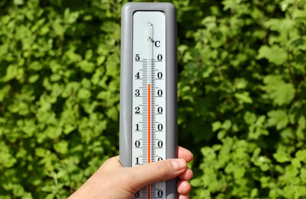 Graues Thermometer Der Hand Einer Frau Auf Naturgrünem Hintergrund Sommerliche — Stockfoto