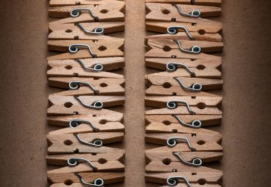 Paralel Sütun Olarak Düzenlenen ve Kahverengi Kağıt Arkaplanda İzole Edilmiş Ahşap Mandalların Üst Görünümü