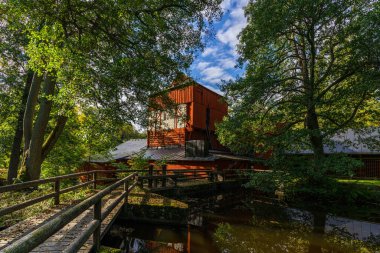 İsveç 'in Engelsberg kentindeki Dünya Mirası fırınının yaz manzarası ya da demir ocağı
