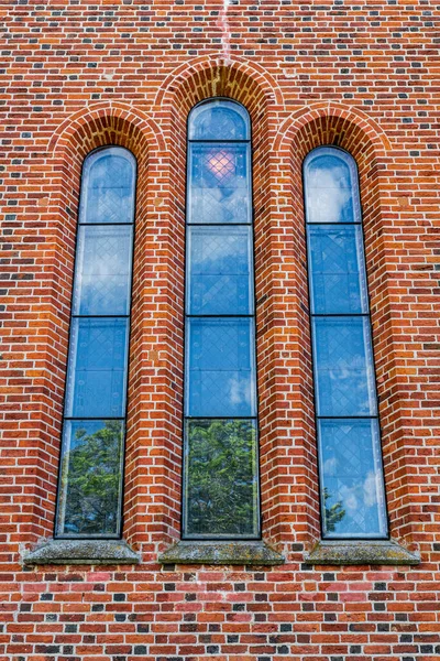 Nahaufnahme Eines Schönen Dreiteiligen Alten Kirchenfensters Einer Orangefarbenen Ziegelwand — Stockfoto