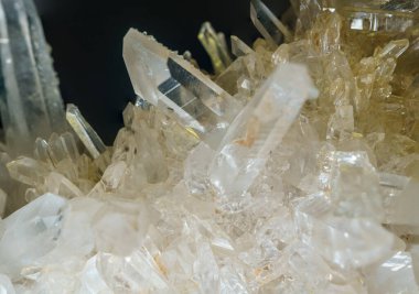 Büyük bir şeffaf kristal grubunun ayrıntılı yakın çekimleri