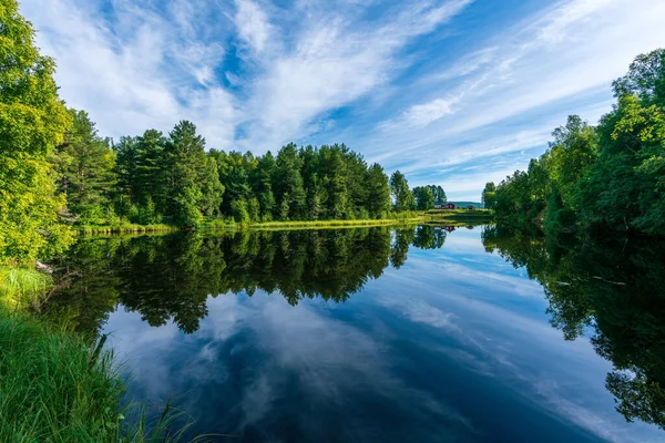 Чудовий Літній Краєвид Берега Спокійної Блискучої Річки Швеції Чіткими Кришталевими — стокове фото