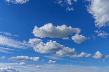 Güzel yaz gökyüzü, kabarık beyaz bulutlar havada süzülüyor.