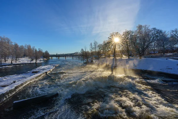 Зимний Вид Гидроэлектростанции Швеции Холодным Зимним Утром Дождем Дымкой Поднимающейся — стоковое фото