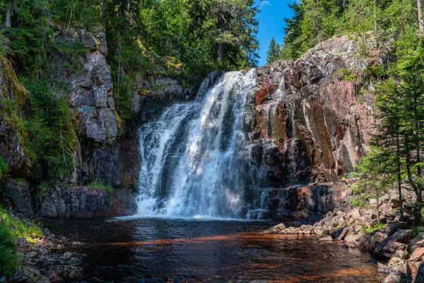 Bela Vista Uma Cachoeira Alvdalen Suécia Verão Com Luz Solar — Fotografia de Stock