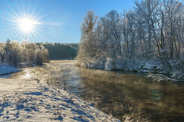 Voda Vodní Elektrárny Protékající Mrazivou Zimou Jasné Slunce Paprsky Obloze — Stock fotografie