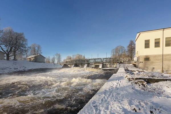 Voda Splachující Otevřené Brány Vodní Elektrárny Švédsku Jasného Zimního Dne — Stock fotografie