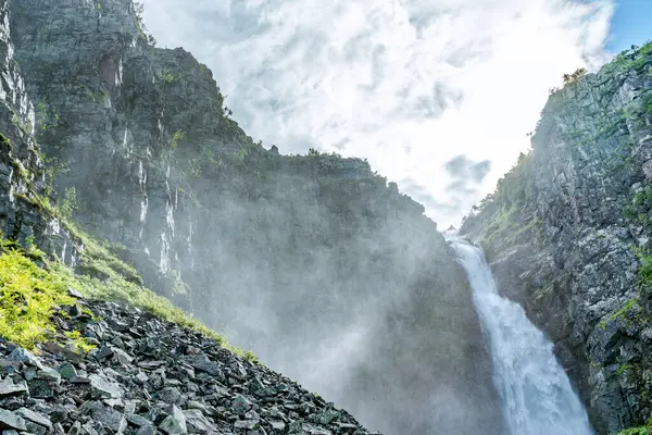 Vista Brumosa Majestuosa Cascada Llamada Njupeskar Que Baja Por Ladera Imágenes de stock libres de derechos