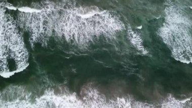 4K hava manzaralı İHA Güney Kaliforniya 'da bir sahil şeridinde çekildi. Mavi Pasifik Okyanusu' nda dalgalar geliyor ve arka planda güzel evler var. Güçlü rüzgar büyük dalgalar yaratıyor.