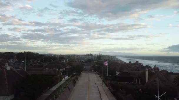 Drohnenaufnahmen Von Einer Strandküste Südkalifornien Mit Blauem Pazifik Hereinbrechenden Wellen — Stockvideo