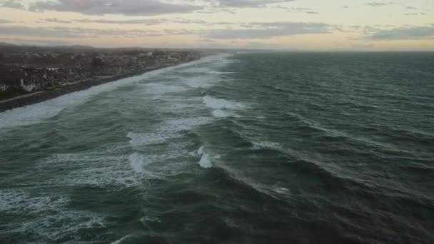 Vista Aérea Drone Shot Una Línea Costera Playa Ciudad Sur — Vídeos de Stock