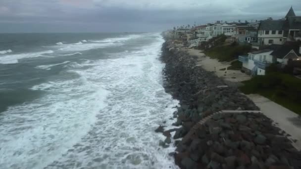 Drohnenaufnahmen Von Einer Strandküste Südkalifornien Mit Blauem Pazifik Hereinbrechenden Wellen — Stockvideo