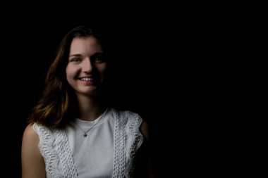 Siyah arka planda genç bir kadının portresi