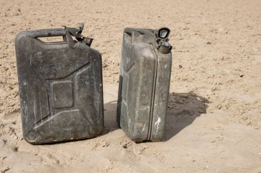 Çöl kumunda eski bidonlar