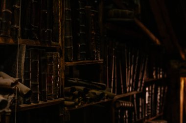 Prag, Çek Cumhuriyeti, 2 Ekim 2022: Simyacılar ve Sihirbazlar Müzesi, mataralar, kimyasal bardaklar, eski kütüphanelerdeki mistik el yazmaları, laboratuvardaki antik kitaplıklar