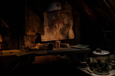 Prag, Çek Cumhuriyeti, 2 Ekim 2022: Simyacılar ve Sihirbazlar Müzesi, mataralar, cevaplar ve laboratuvar, Mystic el yazmaları ve şifalı bitkiler deneyleri için diğer kimyasal cam ve ekipmanlar