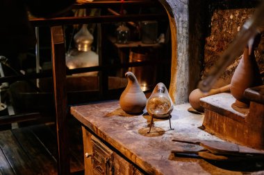 Prag, Çek Cumhuriyeti, 2 Ekim 2022: Simyacılar ve Sihirbazlar Müzesi, mataralar, cevaplar ve laboratuvar, Mystic el yazmaları ve şifalı bitkiler deneyleri için diğer kimyasal cam ve ekipmanlar