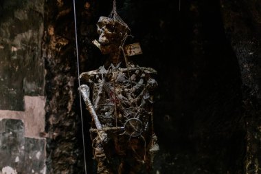 Prag, Çek Cumhuriyeti, 2 Ekim 2022: Simyacılar ve Sihirbazlar Müzesi, şişeler, cevaplar ve laboratuvar, Mystic el yazmaları ve iskelet deneyleri için diğer kimyasal cam ve ekipmanlar