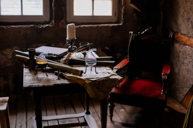 Prag, Çek Cumhuriyeti, 2 Ekim 2022: Simyacılar ve Sihirbazlar Müzesi, mataralar, cevaplar ve laboratuvar, Mystic el yazmaları ve şifalı bitkiler deneyleri için diğer kimyasal cam ve ekipmanlar