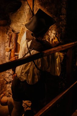 Prag, Çek Cumhuriyeti, 2 Ekim 2022: Simyacılar ve Sihirbazlar Müzesi, mataralar, kimyasal cam eşyalar, mistik el yazmaları, Edward Kelley İngiliz Rönesans okültist ve laboratuvarda denetçi