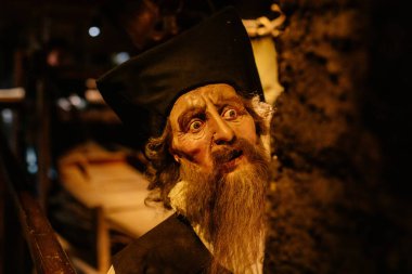 Prag, Çek Cumhuriyeti, 2 Ekim 2022: Simyacılar ve Sihirbazlar Müzesi, mataralar, kimyasal cam eşyalar, mistik el yazmaları, Edward Kelley İngiliz Rönesans okültist ve laboratuvarda denetçi