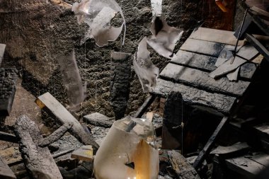 Prag, Çek Cumhuriyeti, 2 Ekim 2022: Simyacılar ve Sihirbazlar Müzesi, mataralar, cevaplar ve laboratuvar, Mystic el yazmaları ve şifalı bitkiler deneyleri için diğer kimyasal cam ve ekipmanlar