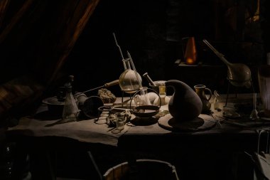 Prag, Çek Cumhuriyeti, 2 Ekim 2022: Simyacılar ve Sihirbazlar Müzesi, mataralar, cevaplar ve laboratuvar, Mystic el yazmaları ve şifalı bitkiler deneyleri için diğer kimyasal cam ve ekipmanlar