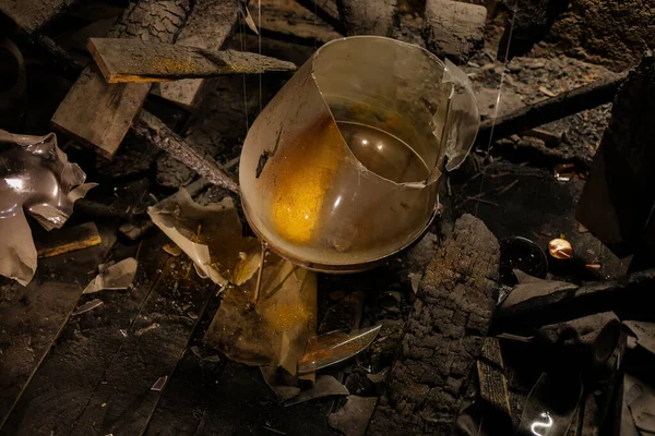 Prag, Çek Cumhuriyeti, 2 Ekim 2022: Simyacılar ve Sihirbazlar Müzesi, mataralar, cevaplar ve laboratuvar, Mystic el yazmaları ve şifalı bitkiler deneyleri için diğer kimyasal cam ve ekipmanlar