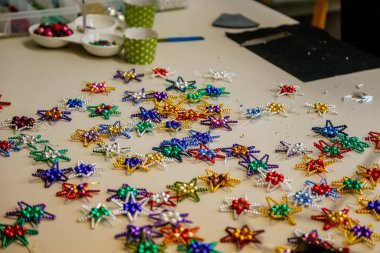 Ponikla, Çek Cumhuriyeti, 31 Aralık 2021: Cam boncuk vintage süsler ve heykelcikler el yapımı, geleneksel Noel ve Yeni Yıl süslemeleri, dekoratif el yapımı