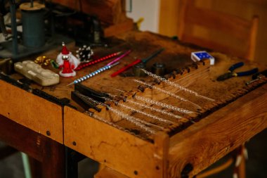 Ponikla, Çek Cumhuriyeti, 31 Aralık 2021: Cam boncuk vintage süsler ve heykelcikler el yapımı, geleneksel Noel ve Yeni Yıl süslemeleri, dekoratif el yapımı