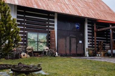 Ponikla, Çek Cumhuriyeti, 31 Aralık 2021: Krkonose el sanatları müzesi, tahıl ve saman işleme, elektrik tesisatı, camdan Noel süslemeleri, eski ahşap bina