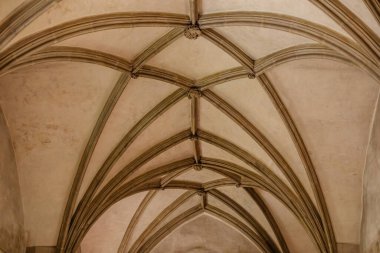 Krivoklat, Çek Cumhuriyeti, 21 Ağustos 2022: güçlendirilmiş ortaçağ kraliyet kalesi, ulusal kültür simgesi, Gotik haç mahzenli yemek odasının içi