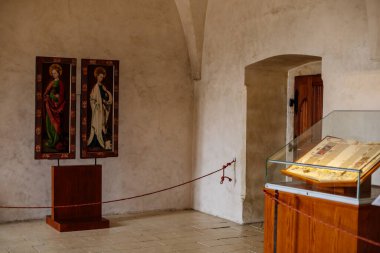 Krivoklat, Çek Cumhuriyeti, 21 Ağustos 2022: güçlendirilmiş ortaçağ kraliyet gotik kalesi, ulusal kültür simgesi, müzenin içi ahşap paneller ve el yazısıyla yazılmış kitaplarla süslenmiş eski simgeler.