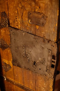 Krivoklat, Çek Cumhuriyeti, 21 Ağustos 2022: Ortaçağ kraliyet kalesinin avlusu, yaz gününde ulusal kültür simgesi, kale duvarları, antika işlenmiş demir kapı kilidi