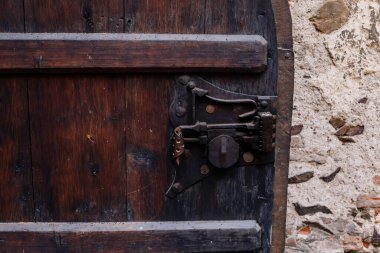 Krivoklat, Çek Cumhuriyeti, 21 Ağustos 2022: Ortaçağ kraliyet kalesinin avlusu, yaz gününde ulusal kültür simgesi, kale duvarları, antika işlenmiş demir kapı kilidi