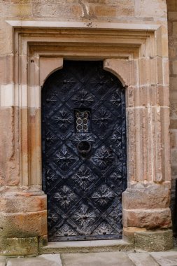 Krivoklat, Çek Cumhuriyeti, 21 Ağustos 2022: Ortaçağ kraliyet kalesinin avlusu, yaz gününde ulusal kültür simgesi, kale duvarları, antika işlenmiş demir kapılar, çiçek süslemeleri 