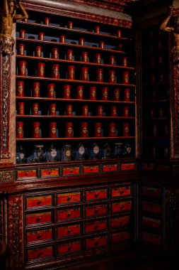 Kuks, Çek Cumhuriyeti, 8 Ekim 2022: tarihi nar elma eczanesinin içi, ahşap masa, raf, tıbbi geçmiş, müze antika eczanesi, mantar kapaklı kavanozlar