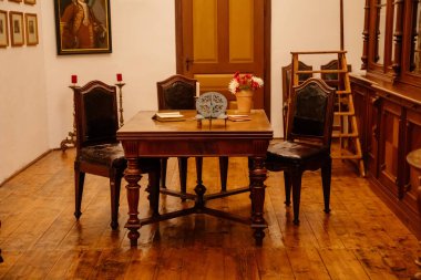 Kuks, Çek Cumhuriyeti, 8 Ekim 2022: Barok kalesi, eski müze, kütüphane, ahşap oyma masa ve sandalyeler, klasik saat