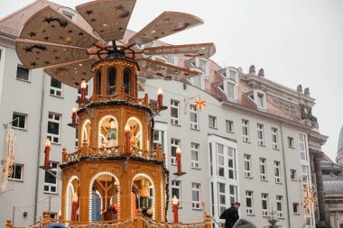 Dresden, Saksonya, Almanya, 10 Aralık 2022: Işıklı Noel tezgahı süslemeleri, dönen ahşap piramit, bayram, kış günü ve karın sembolü fındıkkıranlar, mumlar