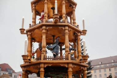 Dresden, Saksonya, Almanya, 10 Aralık 2022: Işıklı Noel tezgahı süslemeleri, dönen ahşap piramit, bayram, kış günü ve karın sembolü fındıkkıranlar, mumlar