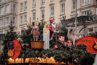 Dresden, Saksonya, Almanya, 10 Aralık 2022: Perili Noel tezgahı dekorasyonları, canlı pankartlar, kozalaklı ladin yeşil dalları, Altmarkt Meydanı 'nda Striezelmarkt