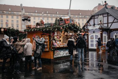 Dresden, Saksonya, Almanya, 10 Aralık 2022: Perili Noel tezgahı dekorasyonları, canlı pankartlar, kozalaklı ladin yeşil dalları, Altmarkt Meydanı 'nda Striezelmarkt